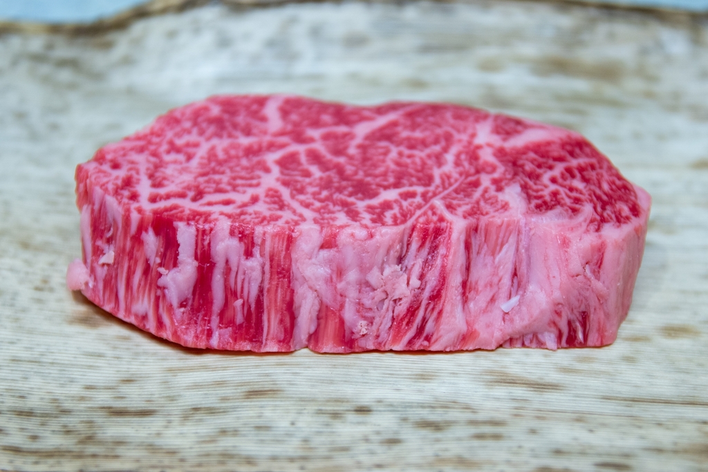 柔らかい牛肉を買うには部位とサシの入り方をチェック